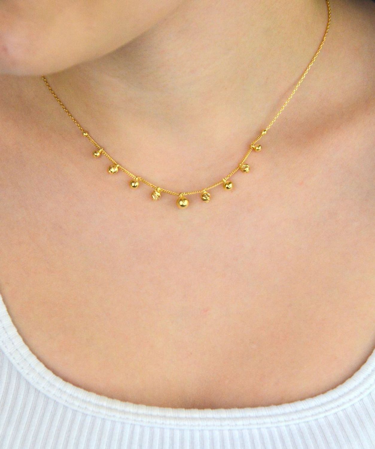 Elegancki złoty naszyjnik damski próby 585 w splocie ankier i pancerka, ozdobiony grawerowanymi kuleczkami. Długość regulowana 42 cm + 3 cm, waga 2,96 g, zapięcie na karabińczyk. 1.jpg