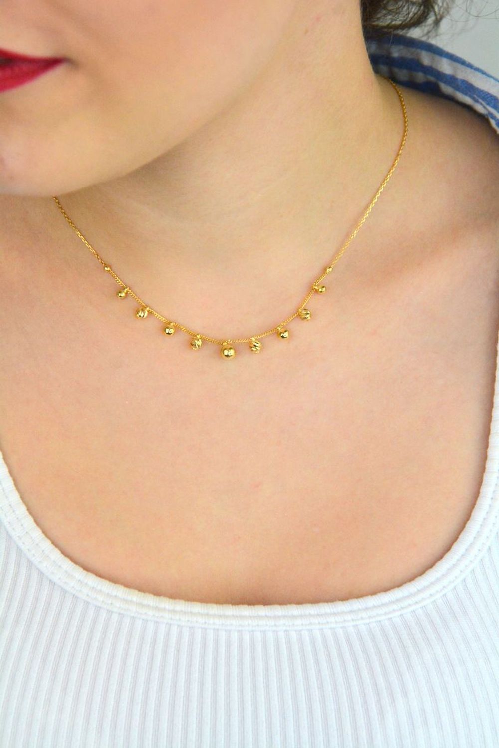 Elegancki złoty naszyjnik damski próby 585 w splocie ankier i pancerka, ozdobiony grawerowanymi kuleczkami. Długość regulowana 42 cm + 3 cm, waga 2,96 g, zapięcie na karabińczyk. 1.jpg