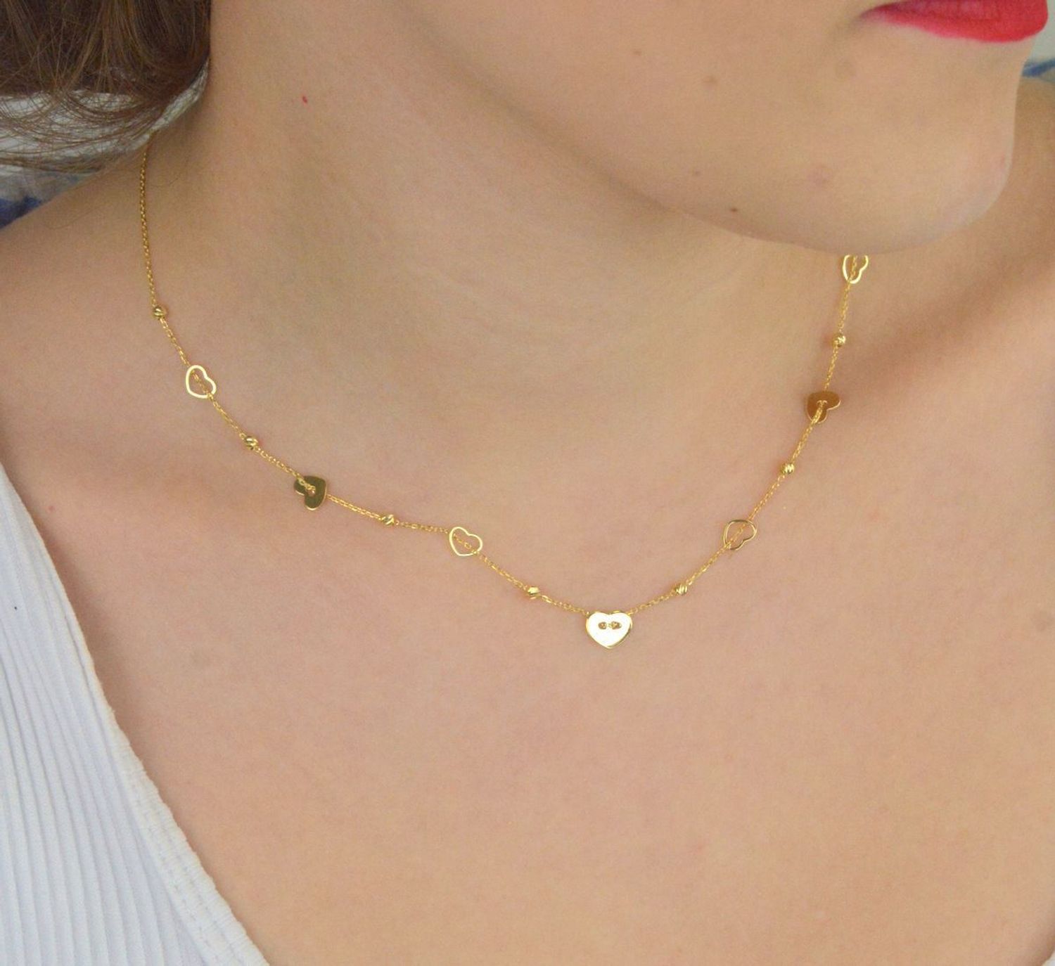 Subtelny naszyjnik damski celebrytka ze złota próby 585, model DIA-NSZ-13789-585. Zdobiony kuleczkami i serduszkami, długość 42 + 3 cm, waga 2,00 g, zapięcie na karabińczyk.1.jpg