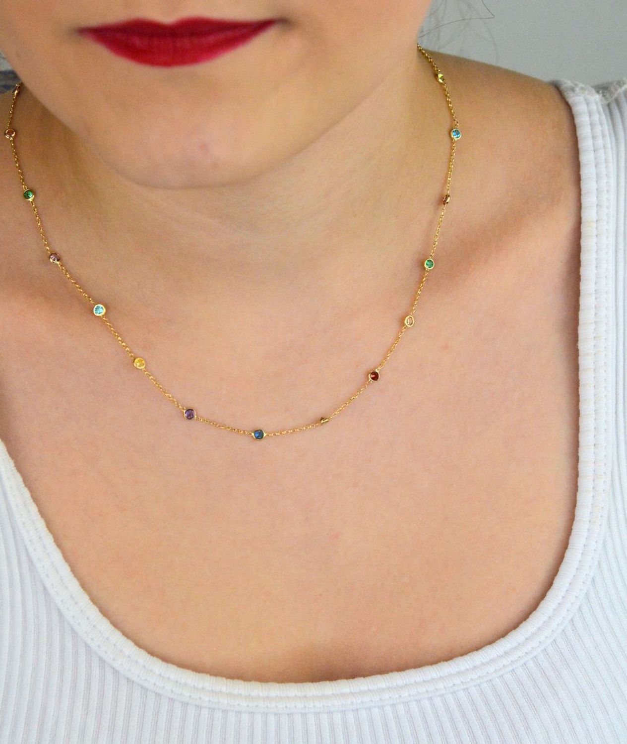 Odkryj złoty naszyjnik damski próby 585 ozdobiony kolorowymi cyrkoniami. Model DIA-NSZ-13793-585, długość 38 + 3 cm, waga 2,71 g, zapięcie na karabińczyk. Stylowa biżuteria idealna 1.jpg