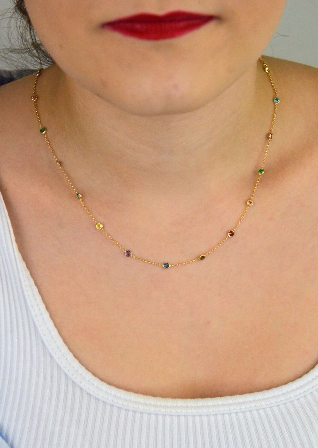 Odkryj złoty naszyjnik damski próby 585 ozdobiony kolorowymi cyrkoniami. Model DIA-NSZ-13793-585, długość 38 + 3 cm, waga 2,71 g, zapięcie na karabińczyk. Stylowa biżuteria idealna 1.jpg