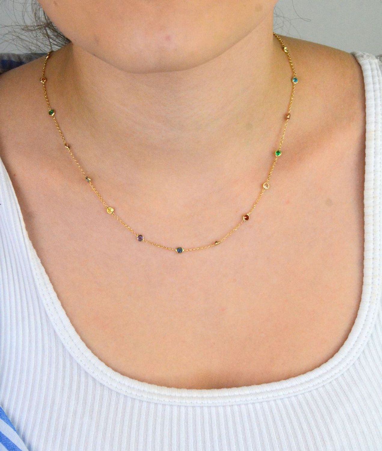 Odkryj złoty naszyjnik damski próby 585 ozdobiony kolorowymi cyrkoniami. Model DIA-NSZ-13793-585, długość 38 + 3 cm, waga 2,71 g, zapięcie na karabińczyk. Stylowa biżuteria idealna 1.jpg