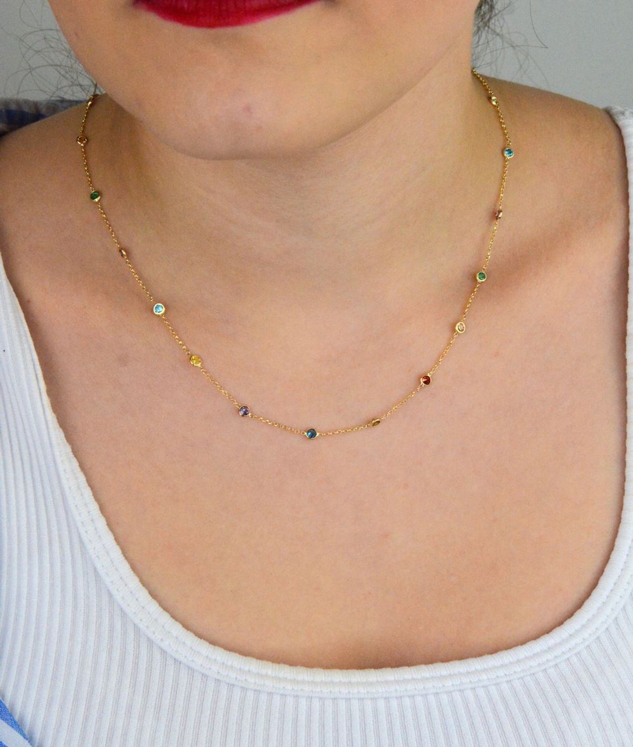 Odkryj złoty naszyjnik damski próby 585 ozdobiony kolorowymi cyrkoniami. Model DIA-NSZ-13793-585, długość 38 + 3 cm, waga 2,71 g, zapięcie na karabińczyk. Stylowa biżuteria idealna 1.jpg