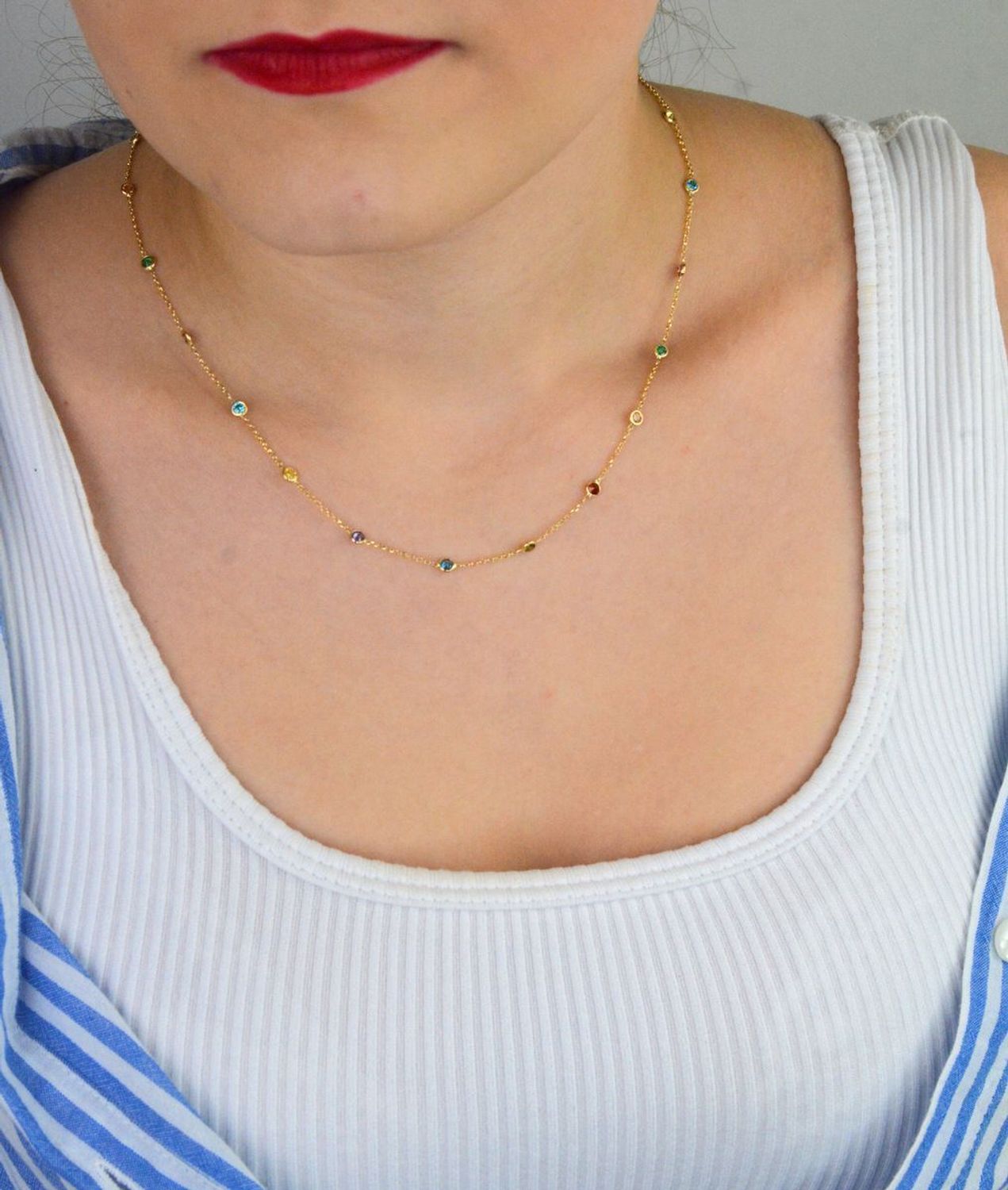 Odkryj złoty naszyjnik damski próby 585 ozdobiony kolorowymi cyrkoniami. Model DIA-NSZ-13793-585, długość 38 + 3 cm, waga 2,71 g, zapięcie na karabińczyk. Stylowa biżuteria idealna 1.jpg