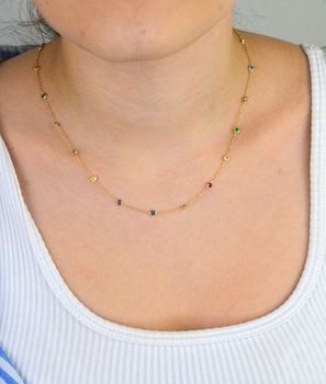 Odkryj złoty naszyjnik damski próby 585 ozdobiony kolorowymi cyrkoniami. Model DIA-NSZ-13793-585, długość 38 + 3 cm, waga 2,71 g, zapięcie na karabińczyk. Stylowa biżuteria idealna na prezent (3).JPG