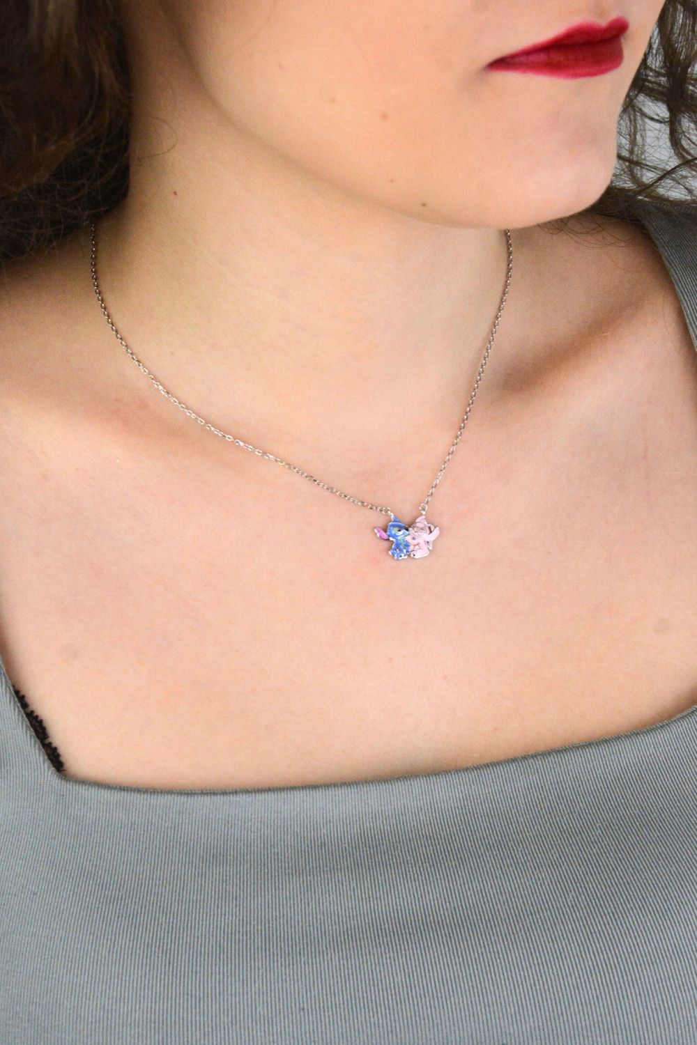 Naszyjnik srebrny próby 925 dla dzieci z zawieszką Lilo i Stitch. Model DIA-NSZ-13877-925, długość łańcuszka 42 cm + 3 cm, zawieszka 1,8 × 1,2 cm, waga 2,80 g. Bajkowy i uroczy prezent 1.jpg