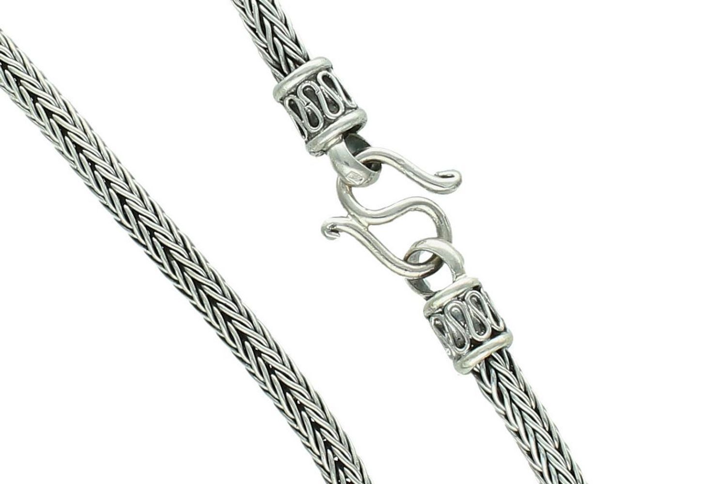 Męski naszyjnik ze srebra próby 925 o długości 51 cm i ozdobnym splocie. Elegancki design, solidne wykonanie i zapięcie na haczyk. Idealny prezent dla mężczyzny.1.jpg