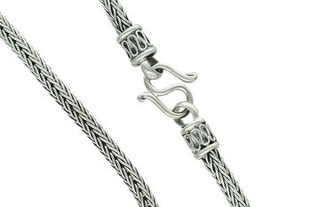Męski naszyjnik ze srebra próby 925 o długości 51 cm i ozdobnym splocie. Elegancki design, solidne wykonanie i zapięcie na haczyk. Idealny prezent dla mężczyzny.3.jpg