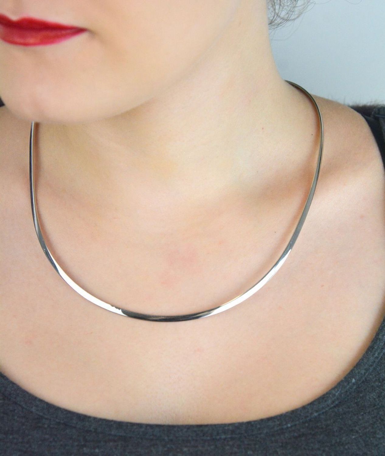 Odkryj elegancką kolie srebrną sztywną DIA-NSZ-13960-925 wykonaną ze srebra próby 925. Długość 45 cm, szerokość 3 mm, bez zapięcia. Idealna na każdą okazję – ponadczasowa klasyka i wyjątkowa1.jpg