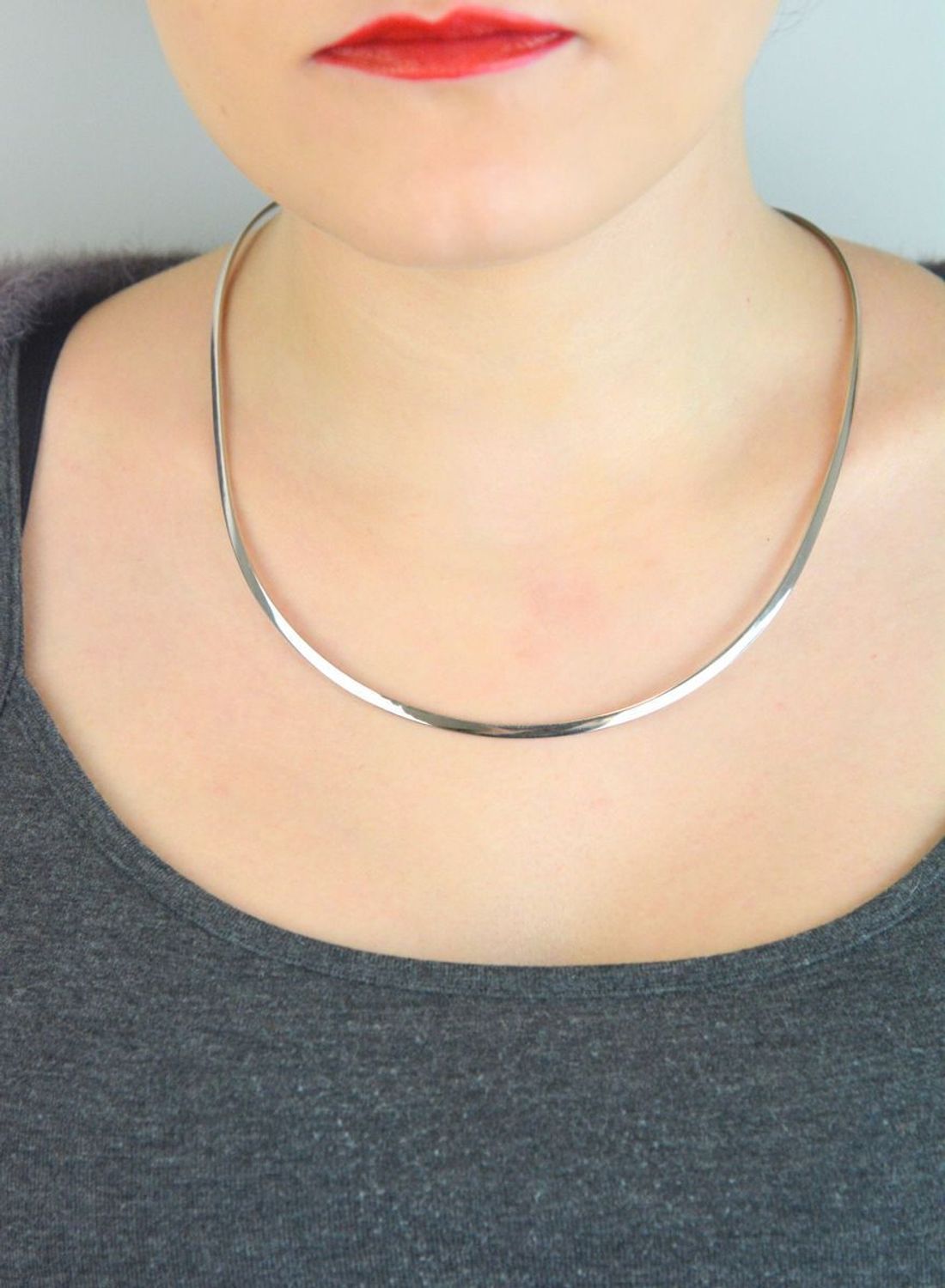 Odkryj elegancką kolie srebrną sztywną DIA-NSZ-13960-925 wykonaną ze srebra próby 925. Długość 45 cm, szerokość 3 mm, bez zapięcia. Idealna na każdą okazję – ponadczasowa klasyka i wyjątkowa1.jpg