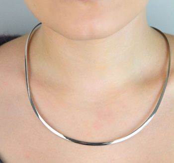 Odkryj elegancką kolie srebrną sztywną DIA-NSZ-13960-925 wykonaną ze srebra próby 925. Długość 45 cm, szerokość 3 mm, bez zapięcia. Idealna na każdą okazję – ponadczasowa klasyka i wyjątkowa jakość (3).JPG