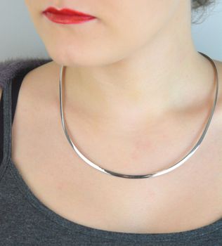 Odkryj elegancką kolie srebrną sztywną DIA-NSZ-13960-925 wykonaną ze srebra próby 925. Długość 45 cm, szerokość 3 mm, bez zapięcia. Idealna na każdą okazję – ponadczasowa klasyka i wyjątkowa jakość (4).JPG