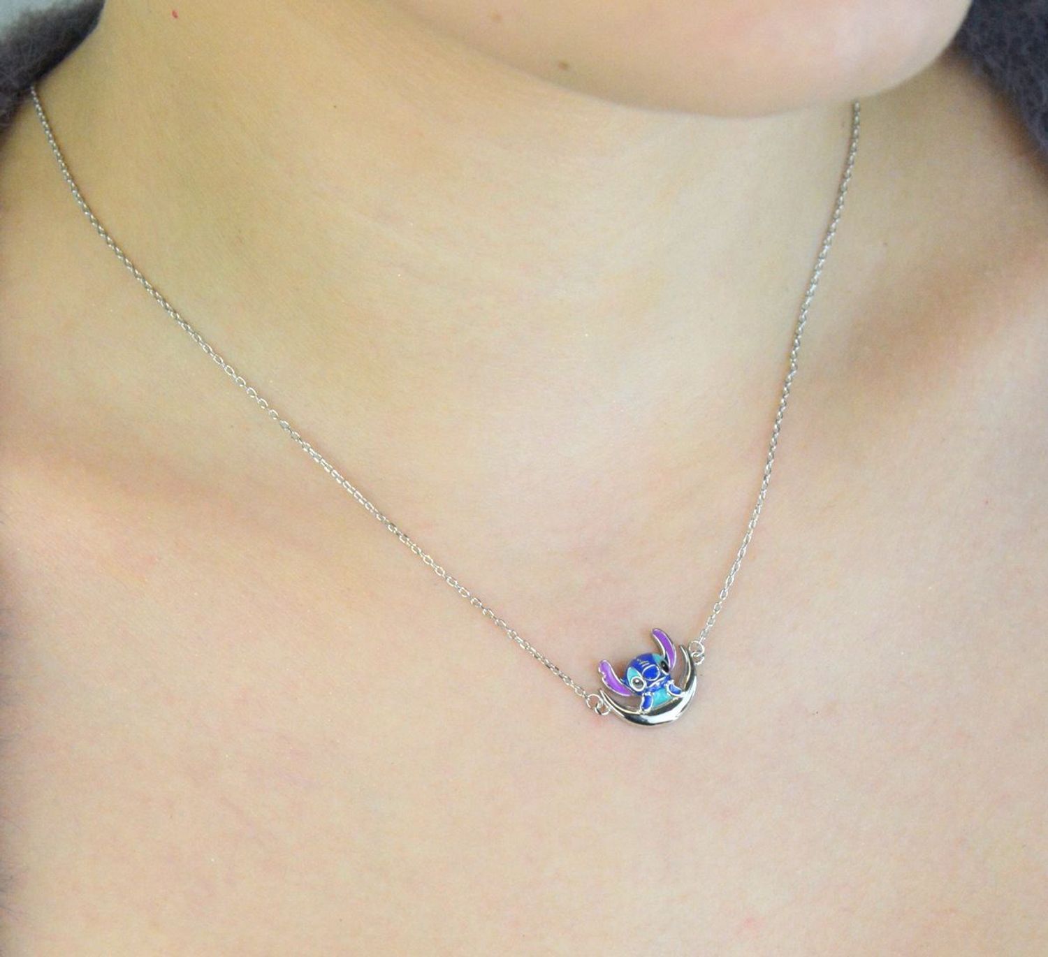 Naszyjnik dziecięcy ze srebra próby 925 z zawieszką Stitch zdobioną emalią. Model DIA-NSZ-13971-925 na łańcuszku ankier, długość 36 + 3 cm, waga 2,50 g, zapięcie na karabińczyk. Idealny 1.jpg