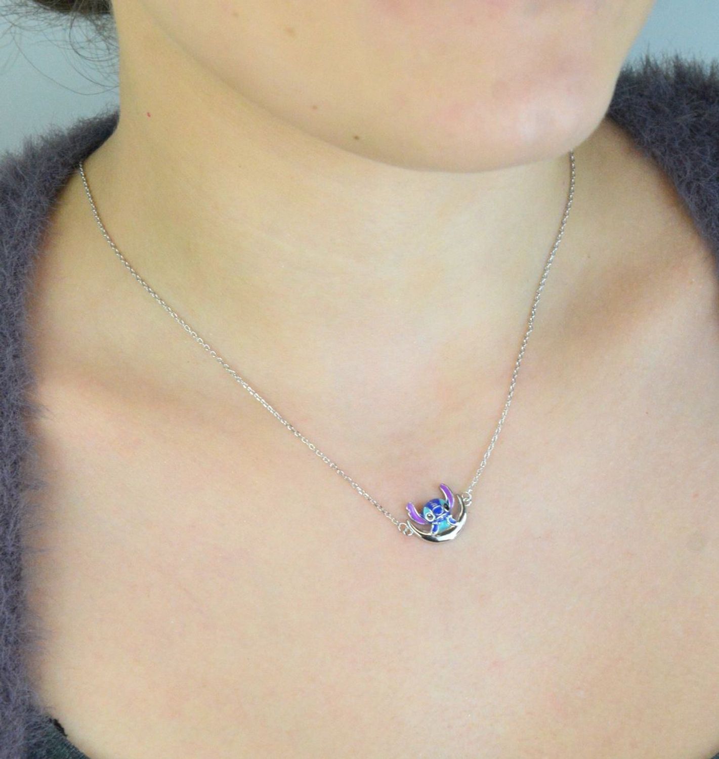 Naszyjnik dziecięcy ze srebra próby 925 z zawieszką Stitch zdobioną emalią. Model DIA-NSZ-13971-925 na łańcuszku ankier, długość 36 + 3 cm, waga 2,50 g, zapięcie na karabińczyk. Idealny 1.jpg