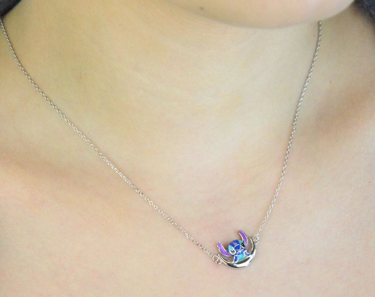 Naszyjnik dziecięcy ze srebra próby 925 z zawieszką Stitch zdobioną emalią. Model DIA-NSZ-13971-925 na łańcuszku ankier, długość 36 + 3 cm, waga 2,50 g, zapięcie na karabińczyk. Idealny 1.jpg