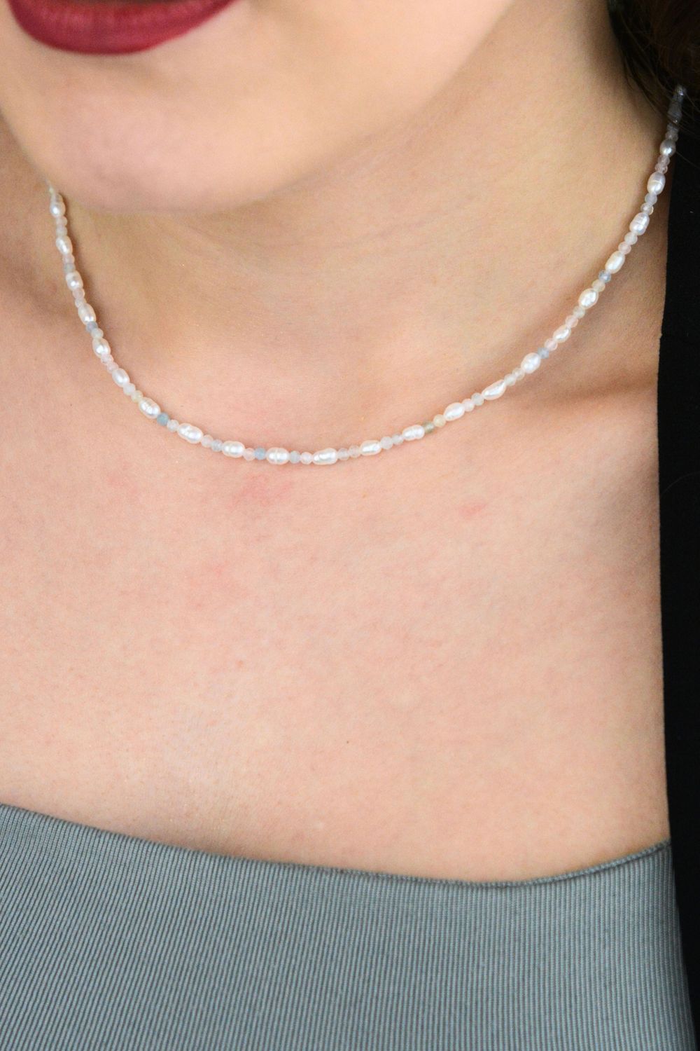 Naszyjnik z morganitem i perłą hodowlaną – elegancki naszyjnik z naturalnymi kamieniami.jpg
