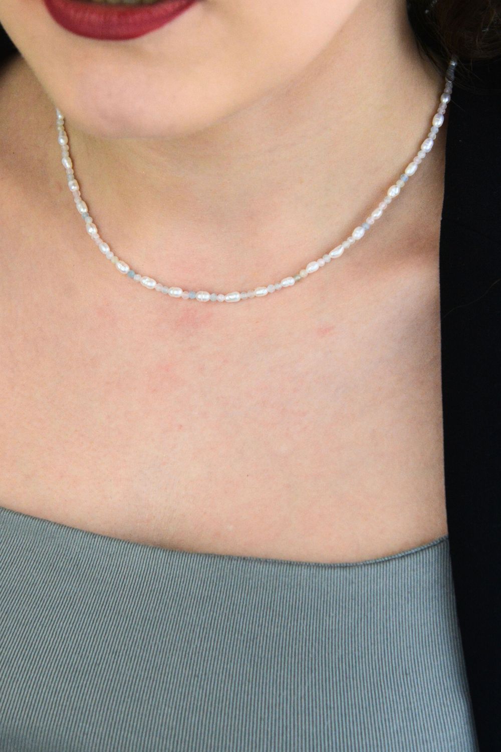 Naszyjnik z morganitem i perłą hodowlaną – elegancki naszyjnik z naturalnymi kamieniami.jpg
