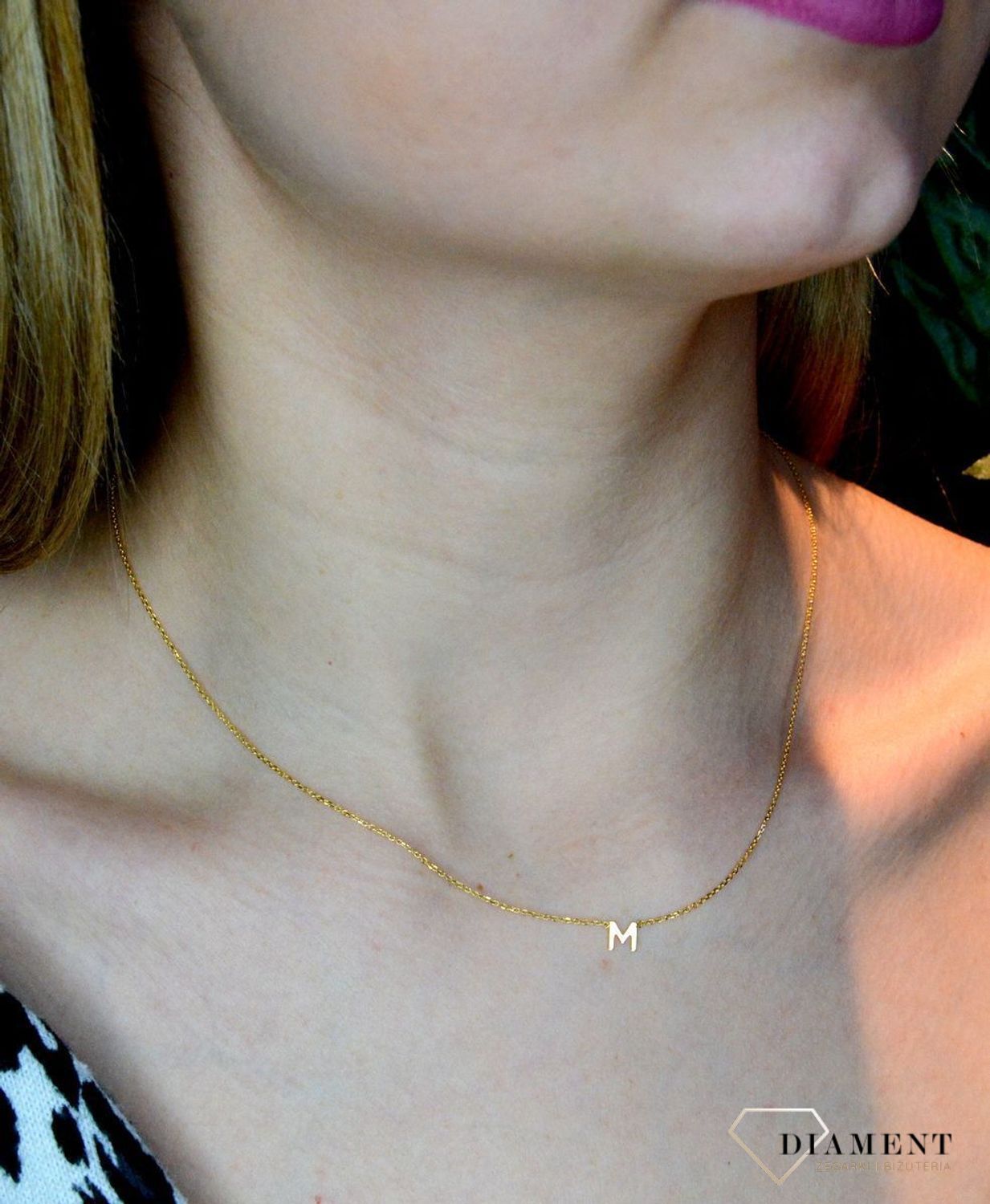 Złoty naszyjnik 585 celebrytka z literką M DIA-NSZ-2171M03-M-585. Złoty naszyjnik idealnie sprawdzi się w minimalistycznych zestawieniach na co dzień, ujmując jednocześnie starannym oraz estetycznym wykonaniem. Delikatna.jpg