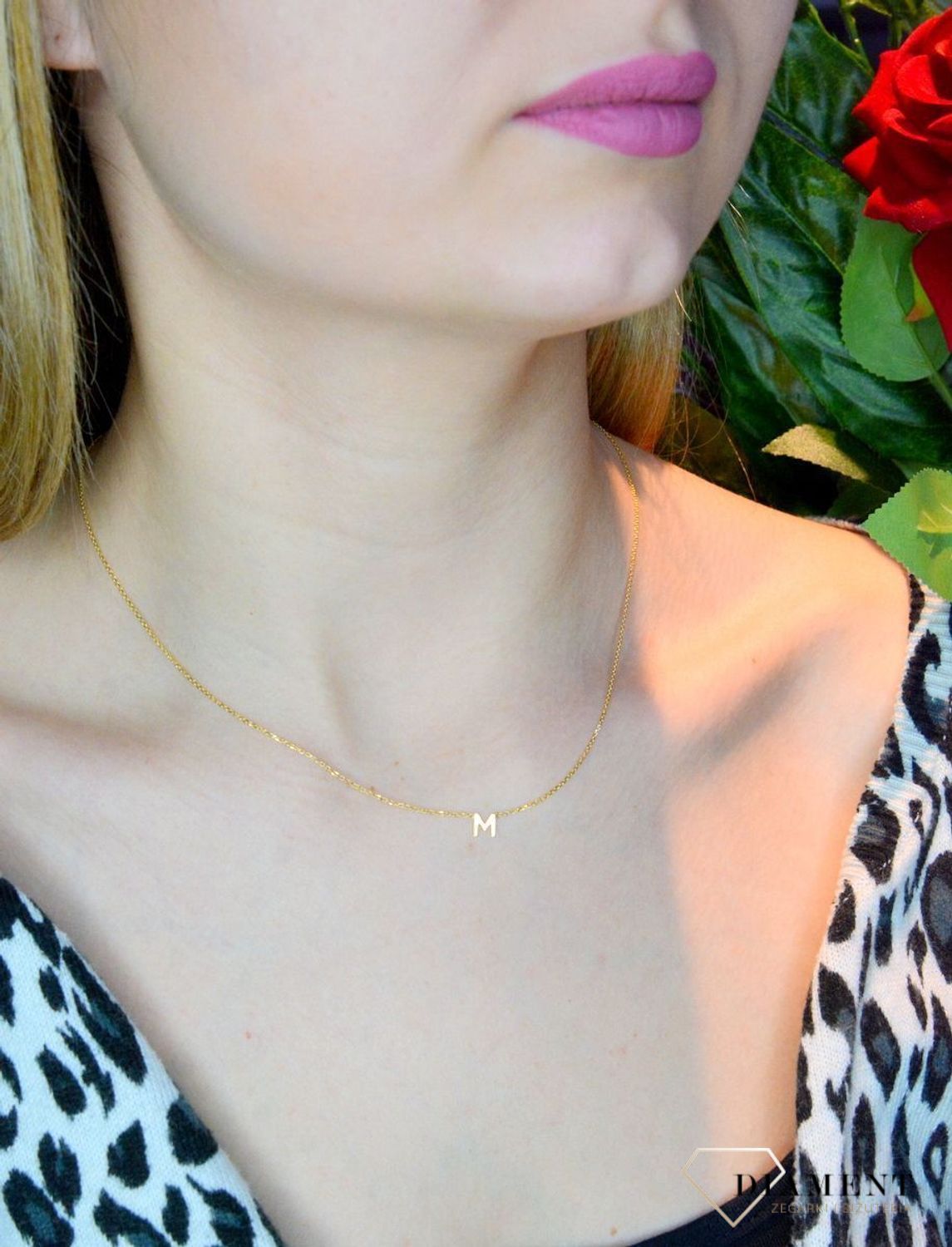 Złoty naszyjnik 585 celebrytka z literką M DIA-NSZ-2171M03-M-585. Złoty naszyjnik idealnie sprawdzi się w minimalistycznych zestawieniach na co dzień, ujmując jednocześnie starannym oraz estetycznym wykonaniem. Delikatna.jpg