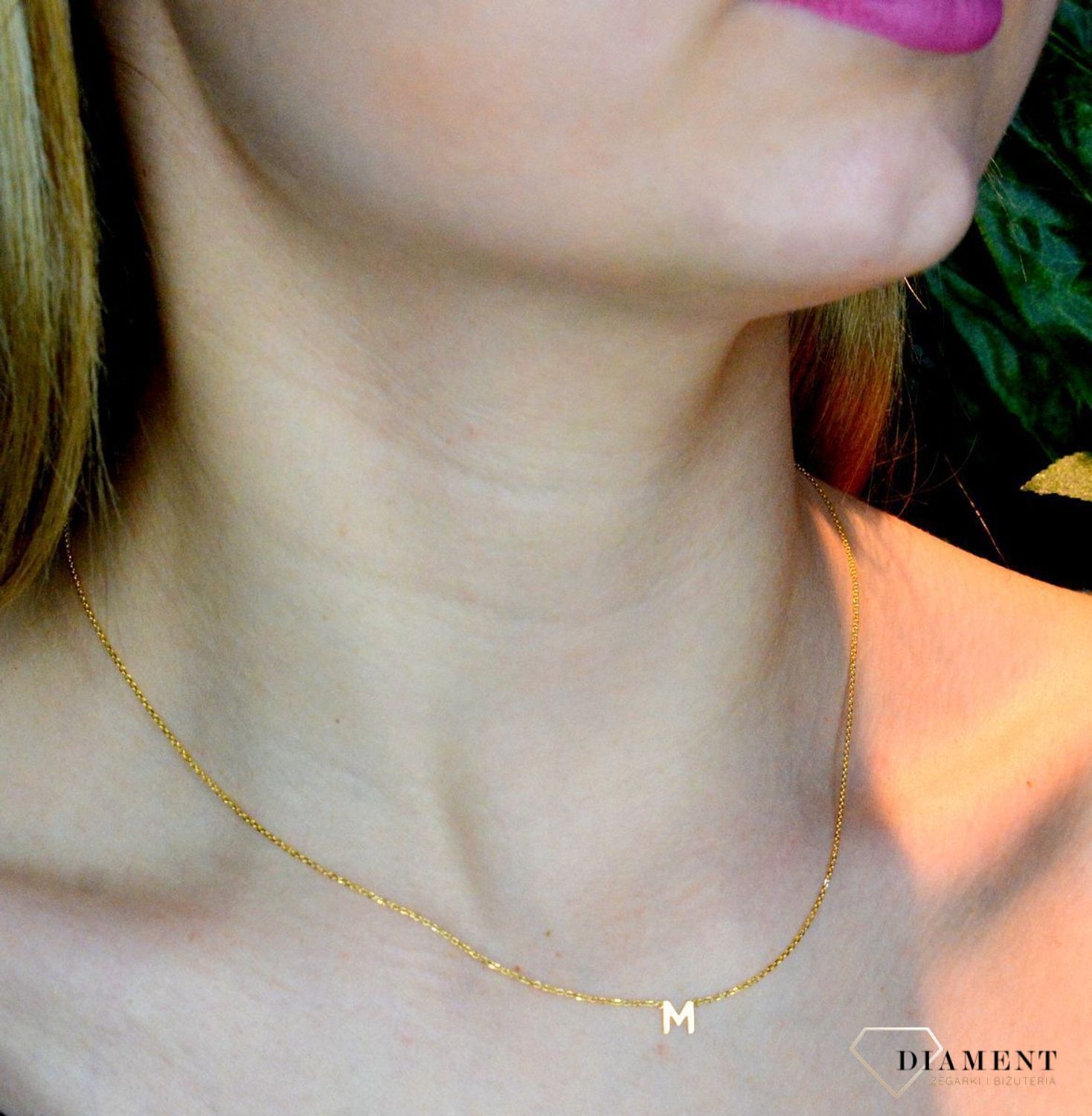 Złoty naszyjnik 585 celebrytka z literką M DIA-NSZ-2171M03-M-585. Złoty naszyjnik idealnie sprawdzi się w minimalistycznych zestawieniach na co dzień, ujmując jednocześnie starannym oraz estetycznym wykonaniem. Delikatna.jpg