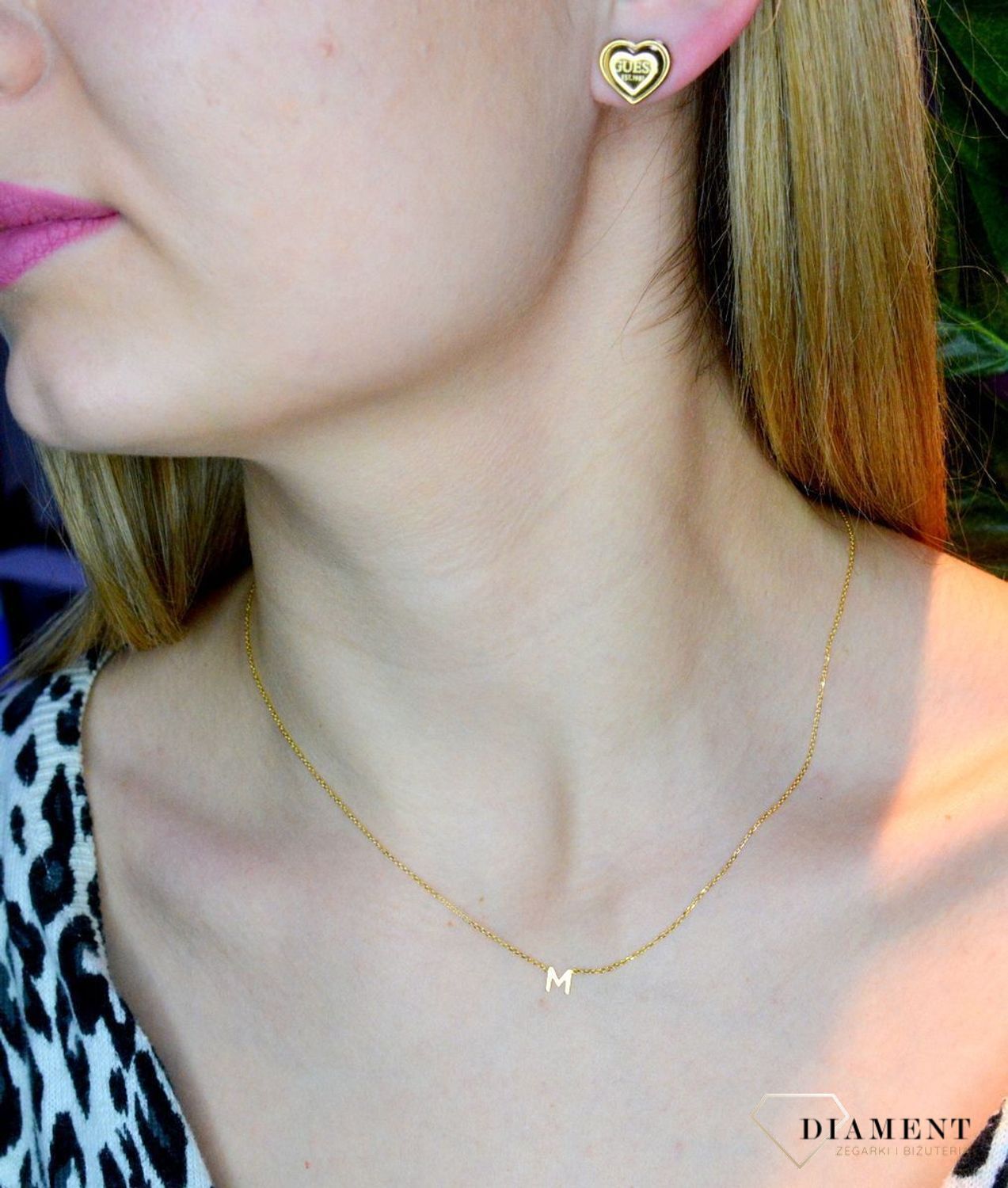 Złoty naszyjnik 585 celebrytka z literką M DIA-NSZ-2171M03-M-585. Złoty naszyjnik idealnie sprawdzi się w minimalistycznych zestawieniach na co dzień, ujmując jednocześnie starannym oraz estetycznym wykonaniem. Delikatna.jpg