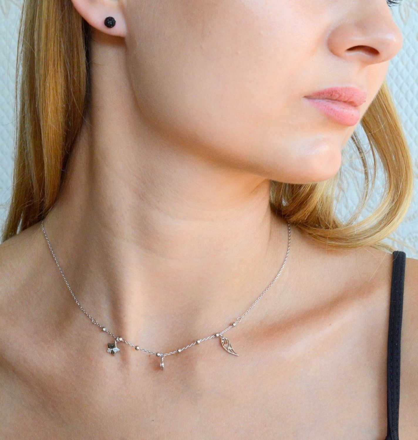 Naszyjnik srebrny damski celebrytka z wiszącymi elementami i kuleczkami DIA-NSZ-2225-925. Naszyjnik wykonany z najwyższej próby srebra z ozdobnym splotem łańcuszka z wiszącymi elementami tj.skrzydełko, serduszko, gwiazdka. C.jpg