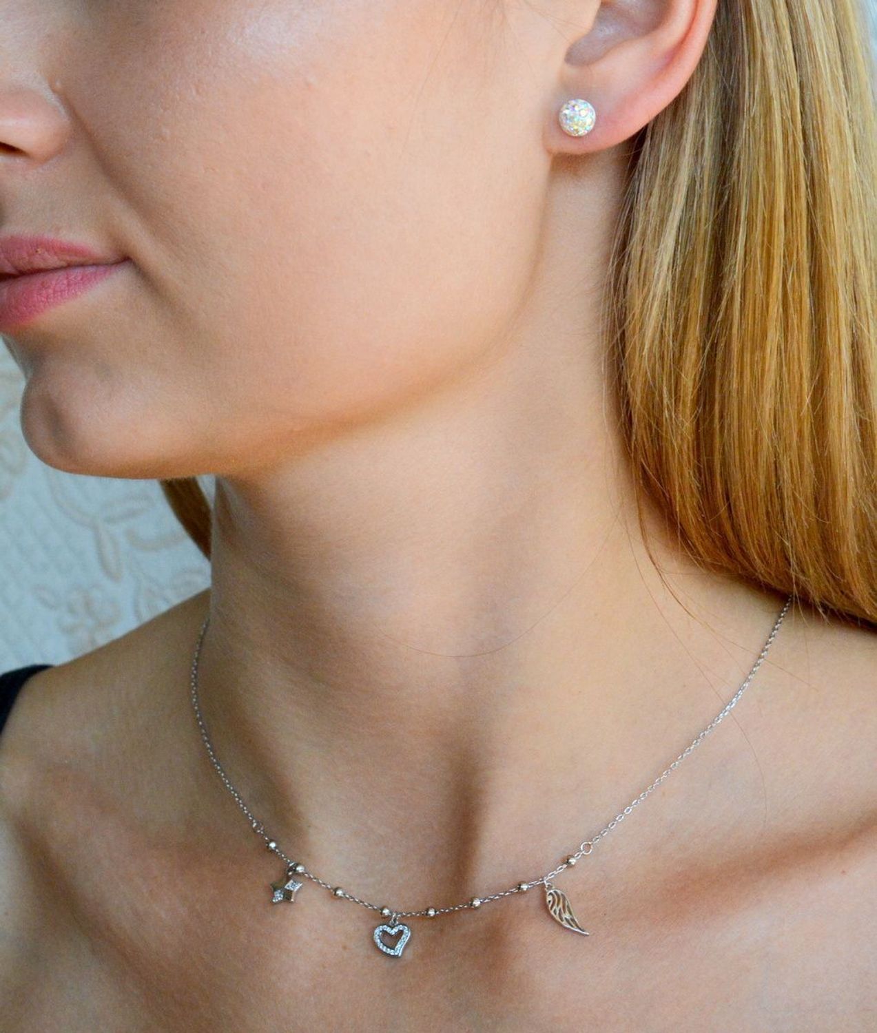 Naszyjnik srebrny damski celebrytka z wiszącymi elementami i kuleczkami DIA-NSZ-2225-925. Naszyjnik wykonany z najwyższej próby srebra z ozdobnym splotem łańcuszka z wiszącymi elementami tj.skrzydełko, serduszko, gwiazdka. C.jpg