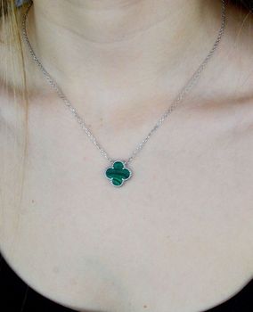 Srebrny naszyjnik damski koniczynka z malachitu. Biżuteria z zawieszką w formie koniczynki wypełnionej kamieniem syntetycz DIA-NSZ-2296-925. Bizuteria Van Cleef. Oryginalna koniczynka. Srebr (4).JPG