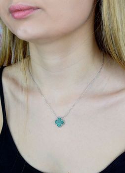 Srebrny naszyjnik damski koniczynka z malachitu. Biżuteria z zawieszką w formie koniczynki wypełnionej kamieniem syntetycz DIA-NSZ-2296-925. Bizuteria Van Cleef. Oryginalna koniczynka. Srebr.JPG