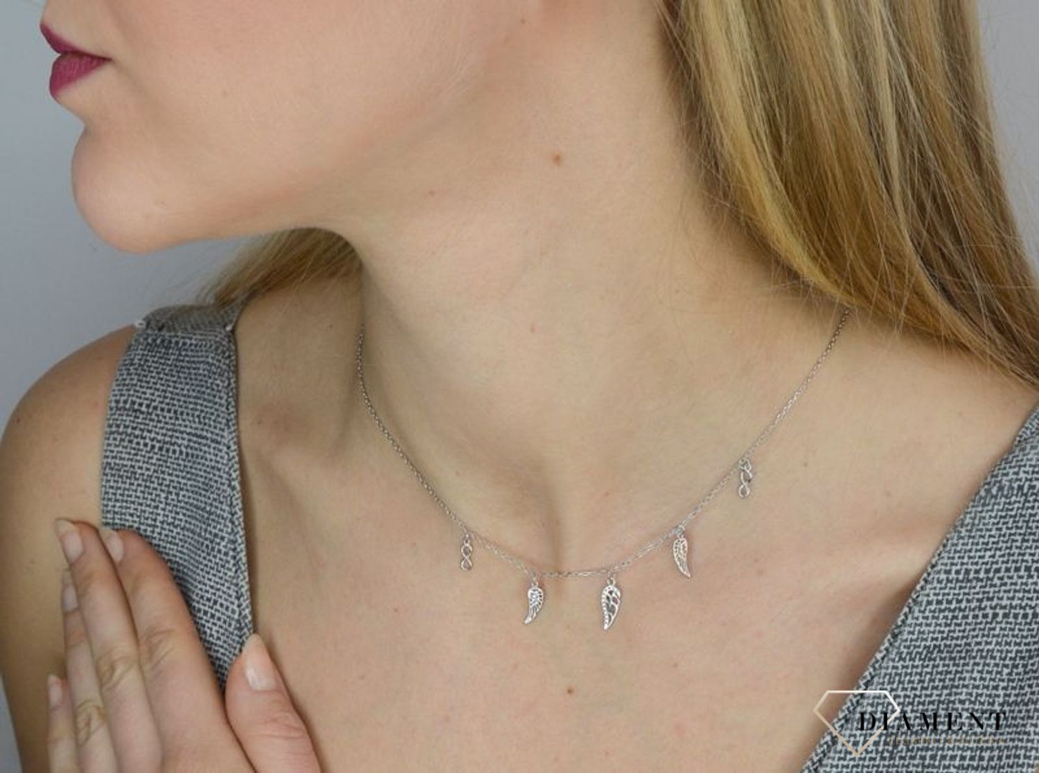 Srebrny naszyjnik nieskończoność z skrzydłami. Srebro w ażurowych elementach ukazuje swoją drugą naturę.jpg