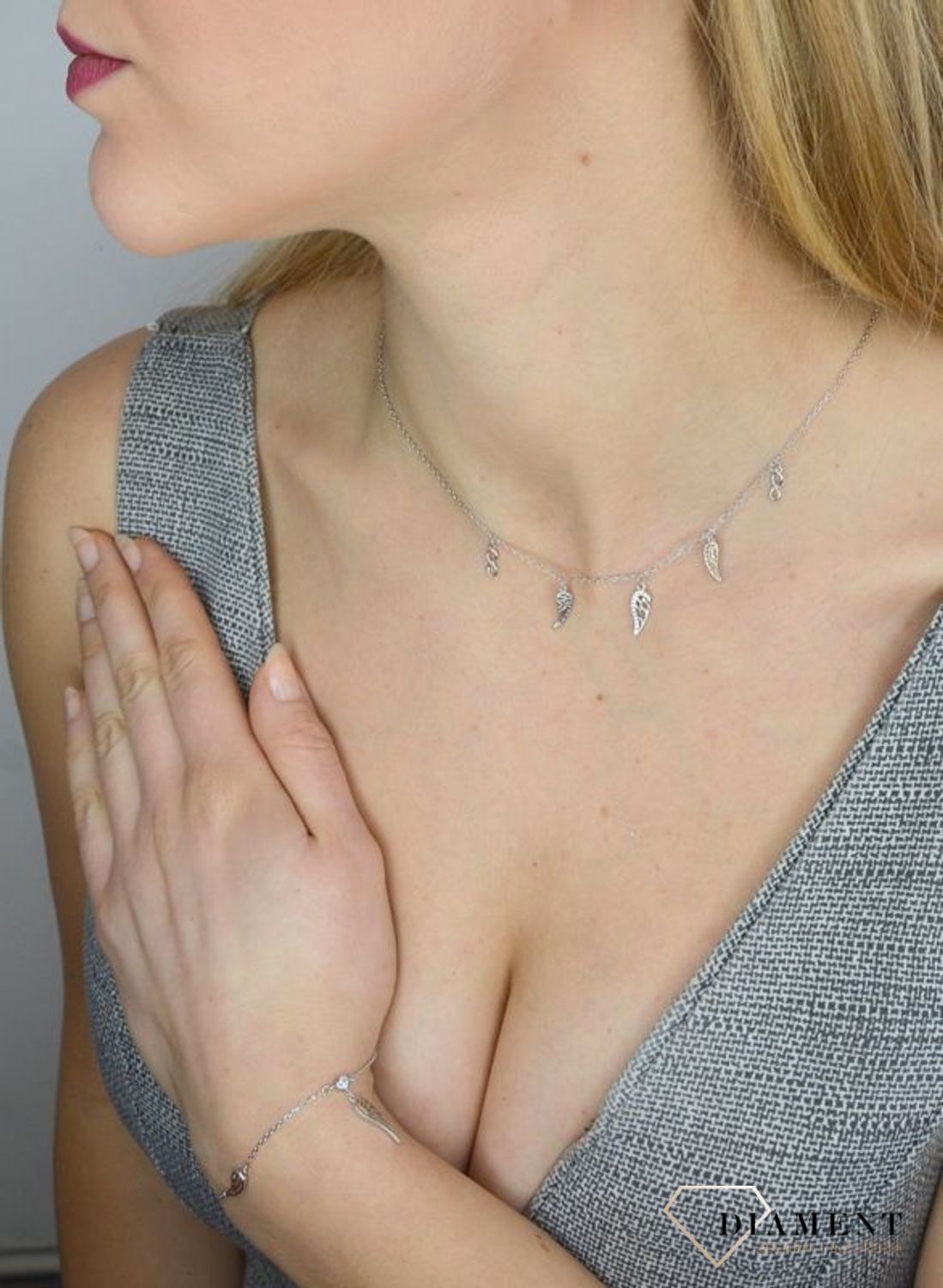 Srebrny naszyjnik nieskończoność z skrzydłami. Srebro w ażurowych elementach ukazuje swoją drugą naturę.jpg