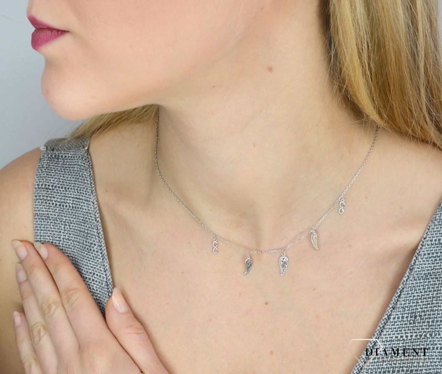 Srebrny naszyjnik nieskończoność z skrzydłami. Srebro w ażurowych elementach ukazuje swoją drugą naturę.jpg