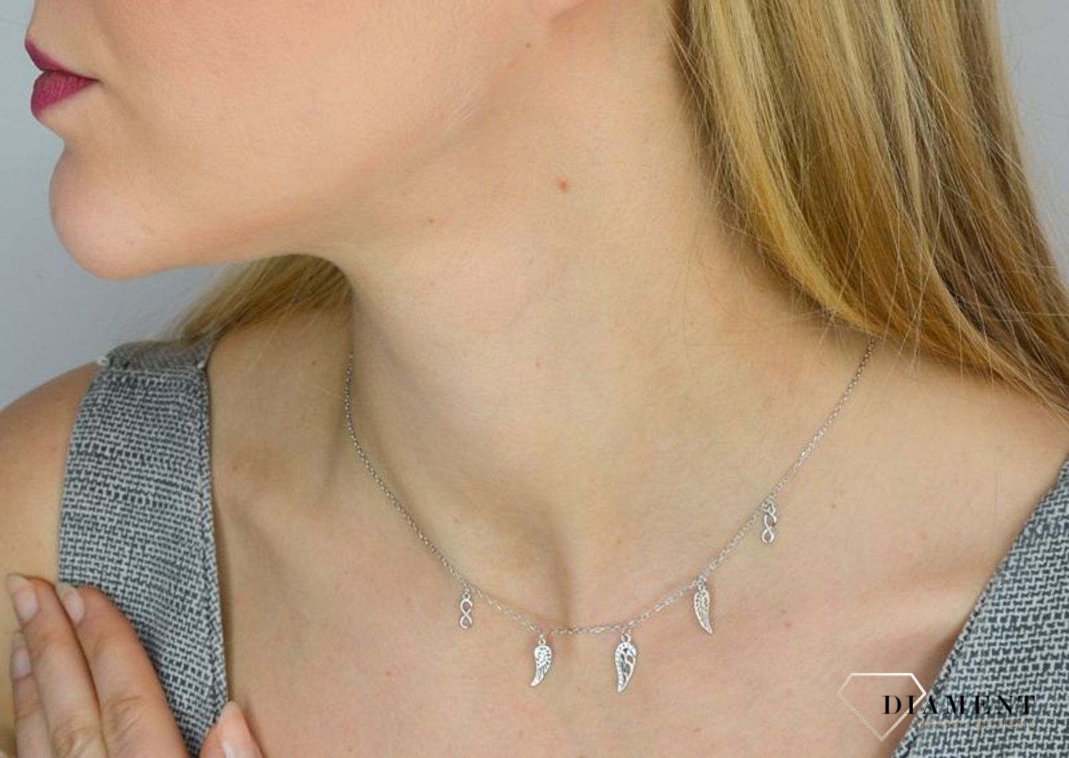 Srebrny naszyjnik nieskończoność z skrzydłami. Srebro w ażurowych elementach ukazuje swoją drugą naturę.jpg