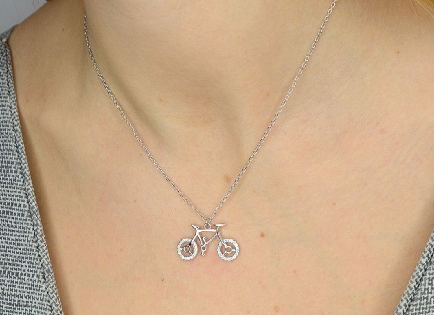 Srebrny naszyjnik czarodziejski rowerek 925.jpg