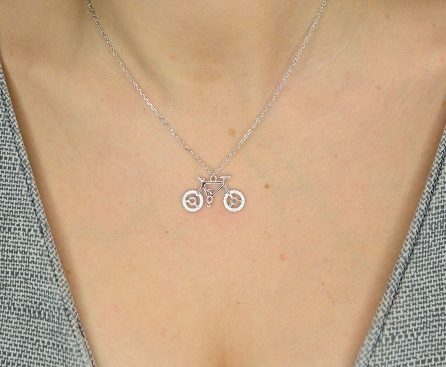 Srebrny naszyjnik czarodziejski rowerek 925.jpg
