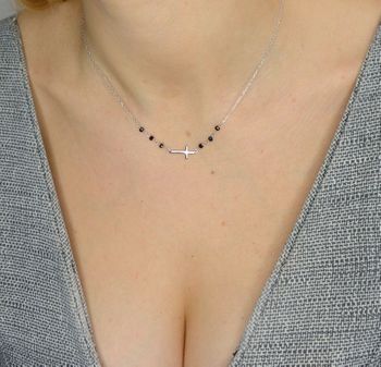 Srebrny naszyjnik subtelny krzyżyk, celebrytka z czarnymi cyrkoniami. Naszyjnik srebrny z krzyżykiem. ✓Srebrne naszyjniki Damskie (4).JPG