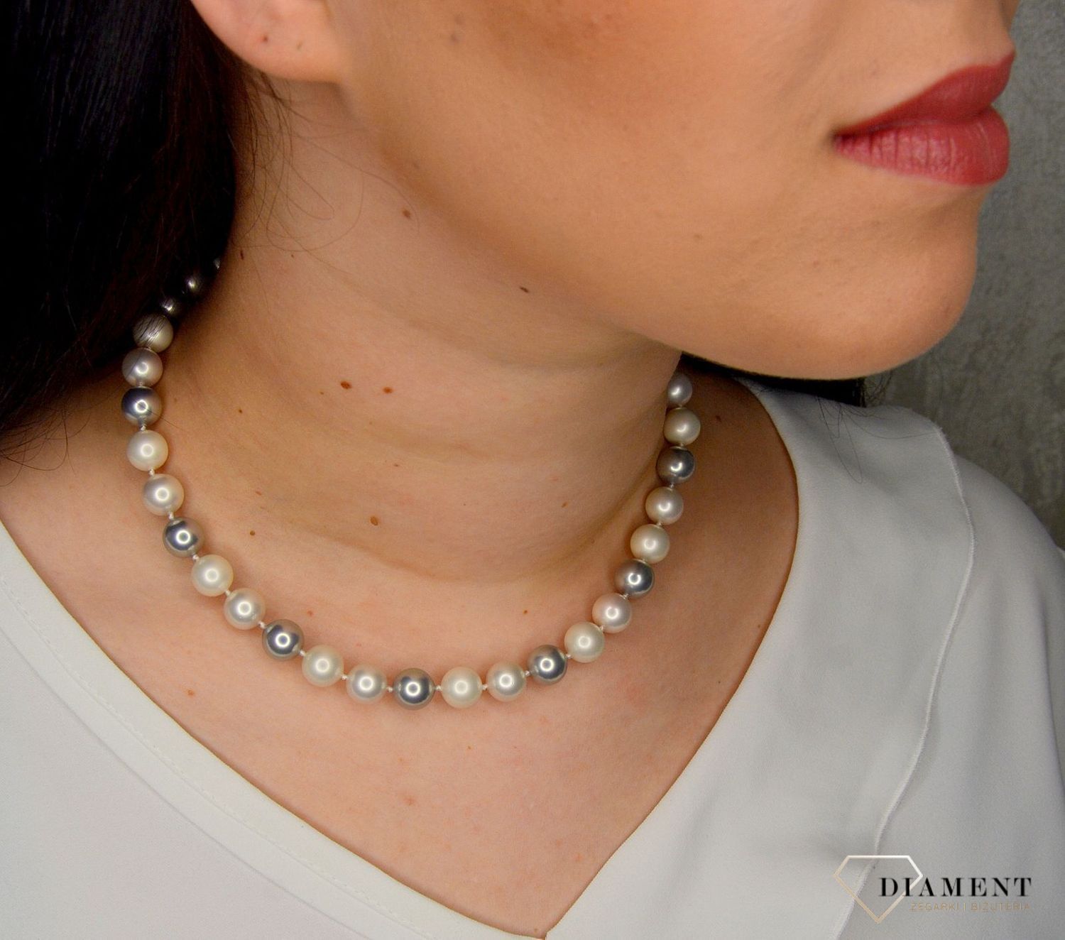 Naszyjnik z perłopławami w kolorze białym i szarym DIA-NSZ-2372-925.jpg