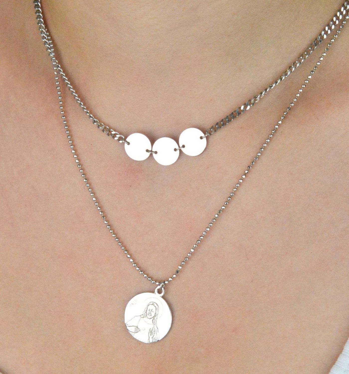 Podwójny naszyjnik damski srebrny 925 DIA-NSZ-2395-925 z łańcuszkiem pancerka i kuleczkowym, zdobiony medalikiem z Jezusem i Matką Boską, waga 13,6 g.1.jpg