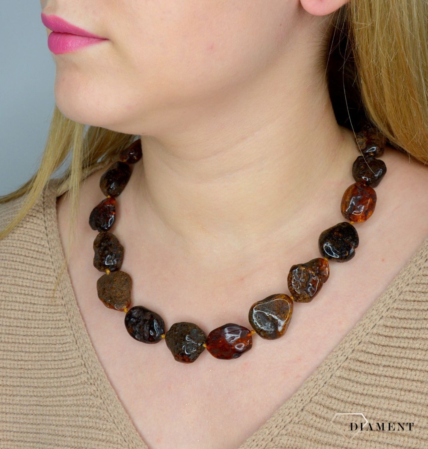 Naszyjnik z bursztynem w kolorze ciemnego brązu DIA-NSZ-2516-bursztyn.jpg