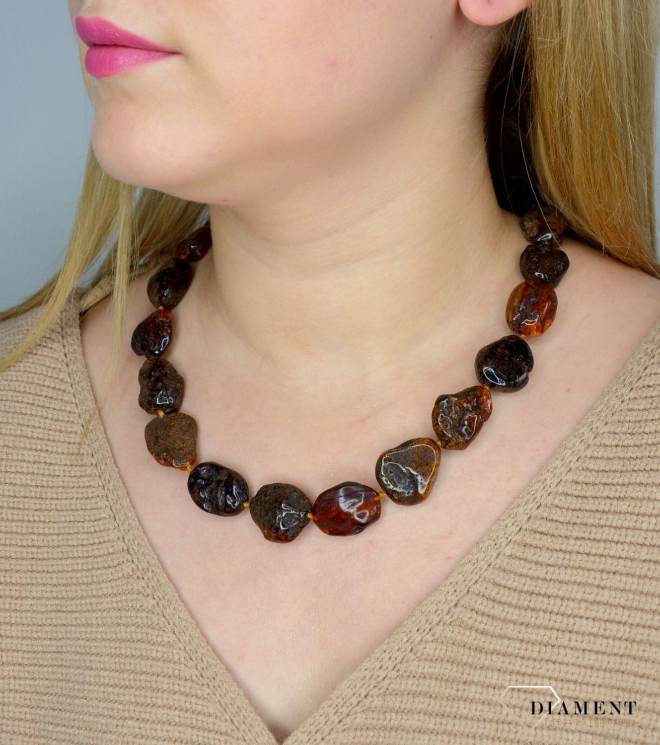 Naszyjnik z bursztynem w kolorze ciemnego brązu DIA-NSZ-2516-bursztyn.jpg
