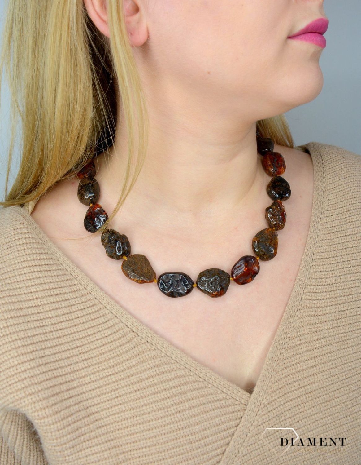 Naszyjnik z bursztynem w kolorze ciemnego brązu DIA-NSZ-2516-bursztyn.jpg