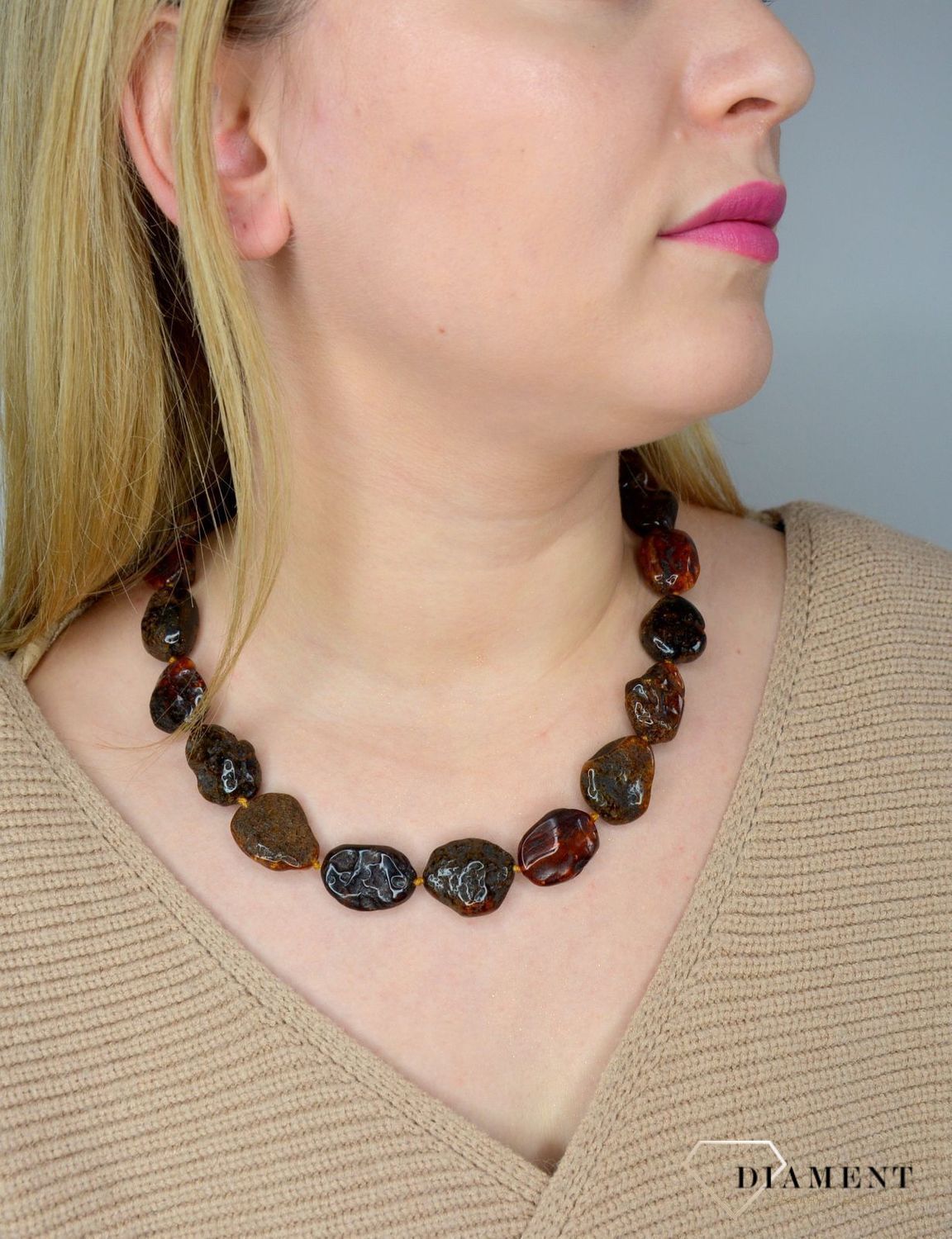 Naszyjnik z bursztynem w kolorze ciemnego brązu DIA-NSZ-2516-bursztyn.jpg