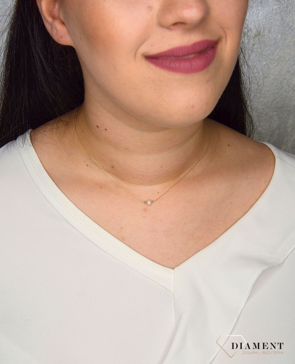 Złoty naszyjnik 585 delikatna celebrytka z perełką DIA-NSZ-2744-585. Uroczy złoty naszyjnik, w którym delikatny łańcuszek został ozdobiony jedynie jedną niewielką perełką. Złoty naszyjnik wykonany z najwyższe.jpg