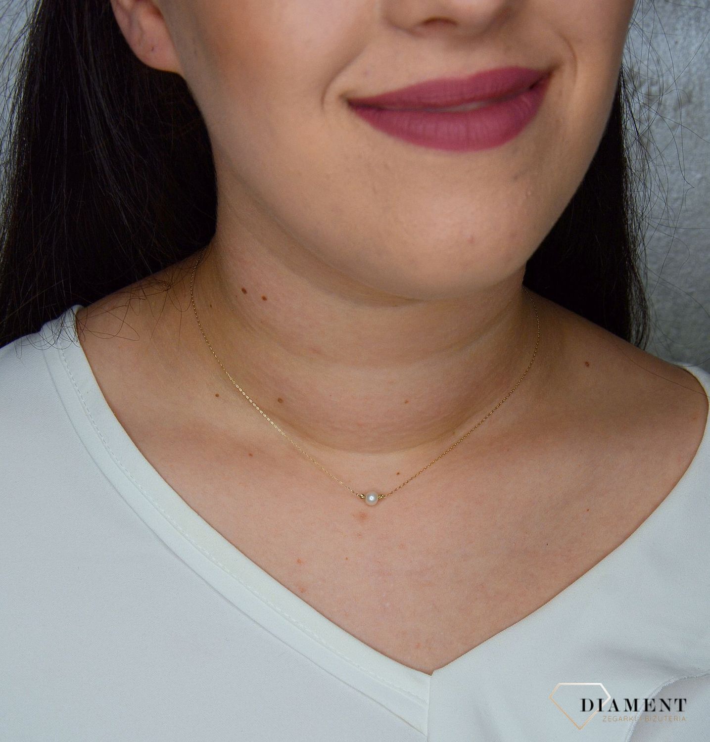 Złoty naszyjnik 585 delikatna celebrytka z perełką DIA-NSZ-2744-585. Uroczy złoty naszyjnik, w którym delikatny łańcuszek został ozdobiony jedynie jedną niewielką perełką. Złoty naszyjnik wykonany z najwyższe.jpg