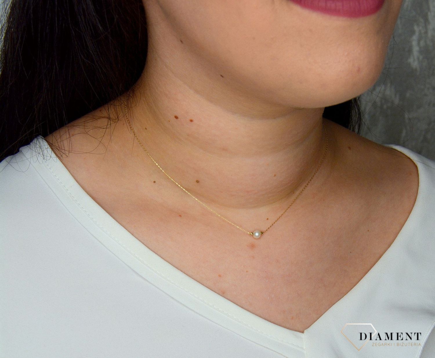Złoty naszyjnik 585 delikatna celebrytka z perełką DIA-NSZ-2744-585. Uroczy złoty naszyjnik, w którym delikatny łańcuszek został ozdobiony jedynie jedną niewielką perełką. Złoty naszyjnik wykonany z najwyższe.jpg
