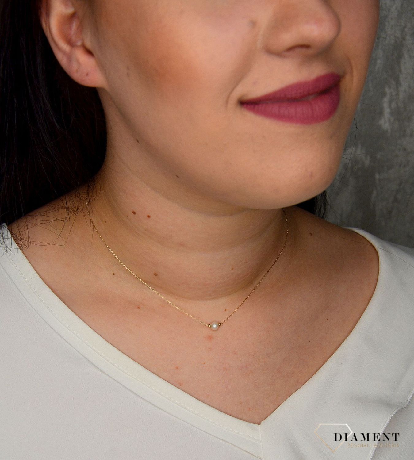 Złoty naszyjnik 585 delikatna celebrytka z perełką DIA-NSZ-2744-585. Uroczy złoty naszyjnik, w którym delikatny łańcuszek został ozdobiony jedynie jedną niewielką perełką. Złoty naszyjnik wykonany z najwyższe.jpg