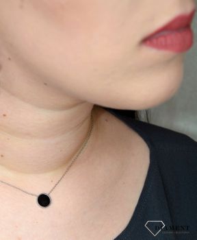 Naszyjnik kółko srebrne z onyksem DIA-NSZ-2798-STAL. Naszyjnik charakteryzuje się niezwykłą precyzją wykonania. Stal jest cenionym materiałem wśród jubilerów. Naszyjnik to świetny pomysł na prezent.  ( (2).JPG