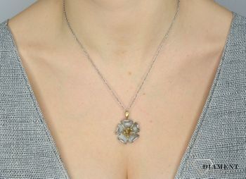 Srebrny naszyjnik damski z zawieszką w kształcie kwiatka DIA-NSZ-2862-925.3.JPG