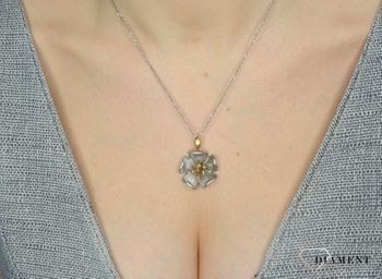 Srebrny naszyjnik damski z zawieszką w kształcie kwiatka DIA-NSZ-2862-925.5.JPG
