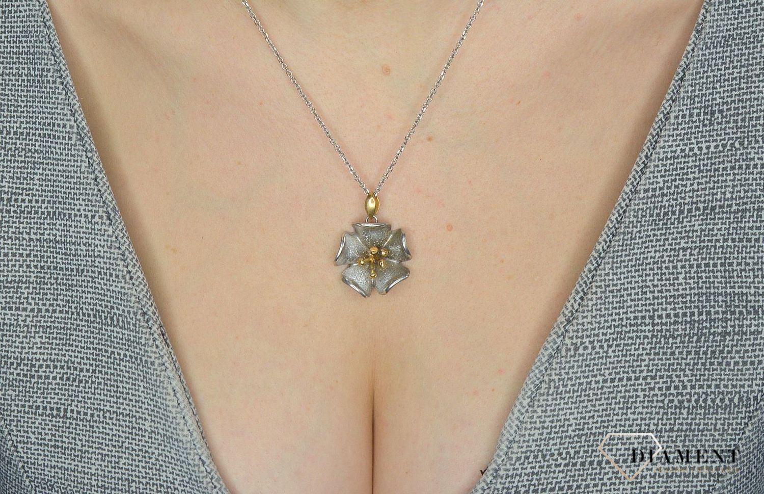 Srebrny naszyjnik damski z zawieszką w kształcie kwiatka DIA-NSZ-2862-925✓Naszyjniki Damskie w Sklepie z Biżuterią zegarki-diament.pl.jpg